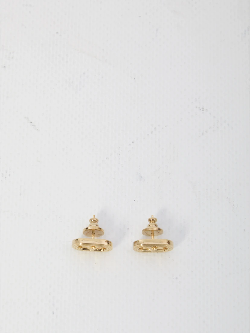 أقراط بيضاوية الشكل