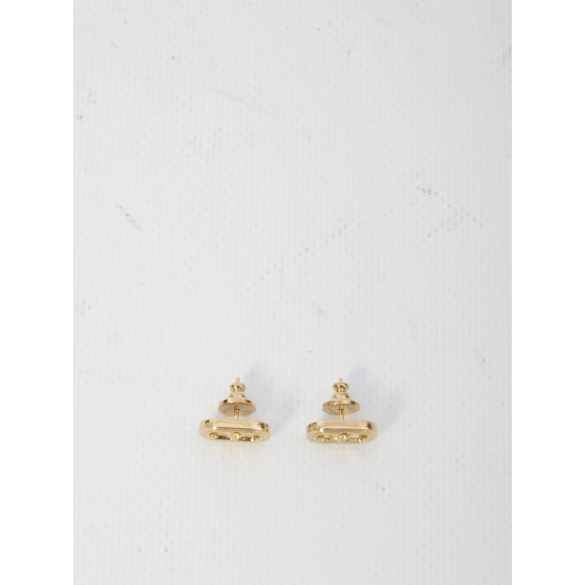 أقراط بيضاوية الشكل