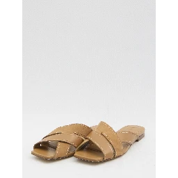 شباشب من الجلد الناعم والجلد المدبوغ