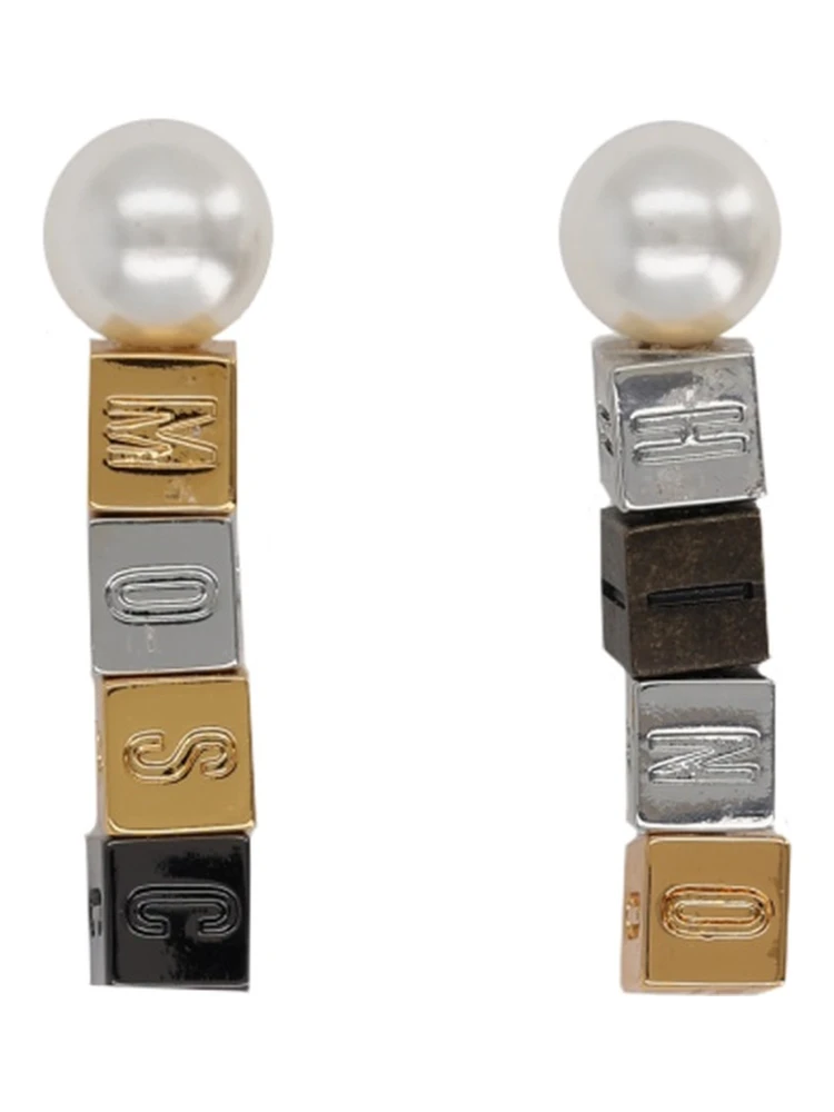 أقراط مرصعة باللؤلؤ