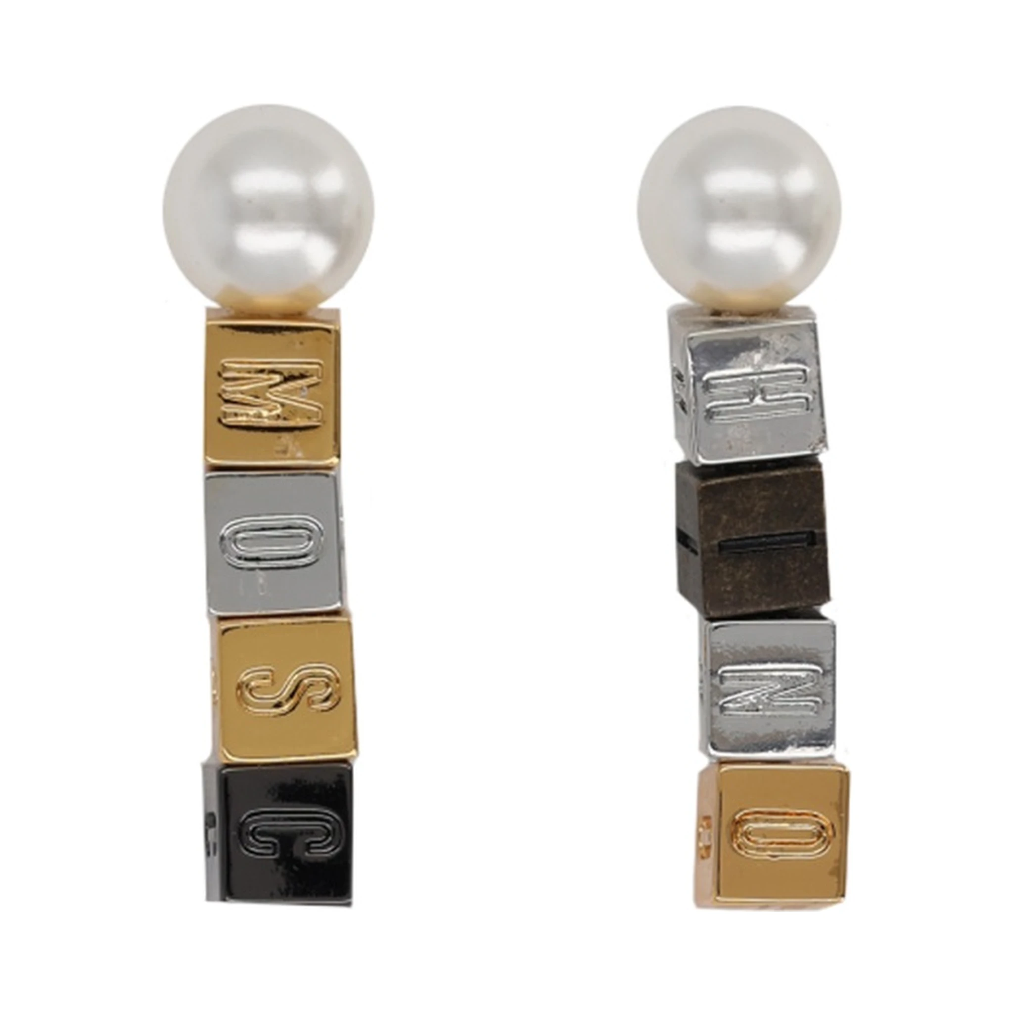 أقراط مرصعة باللؤلؤ