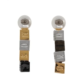 أقراط مرصعة باللؤلؤ