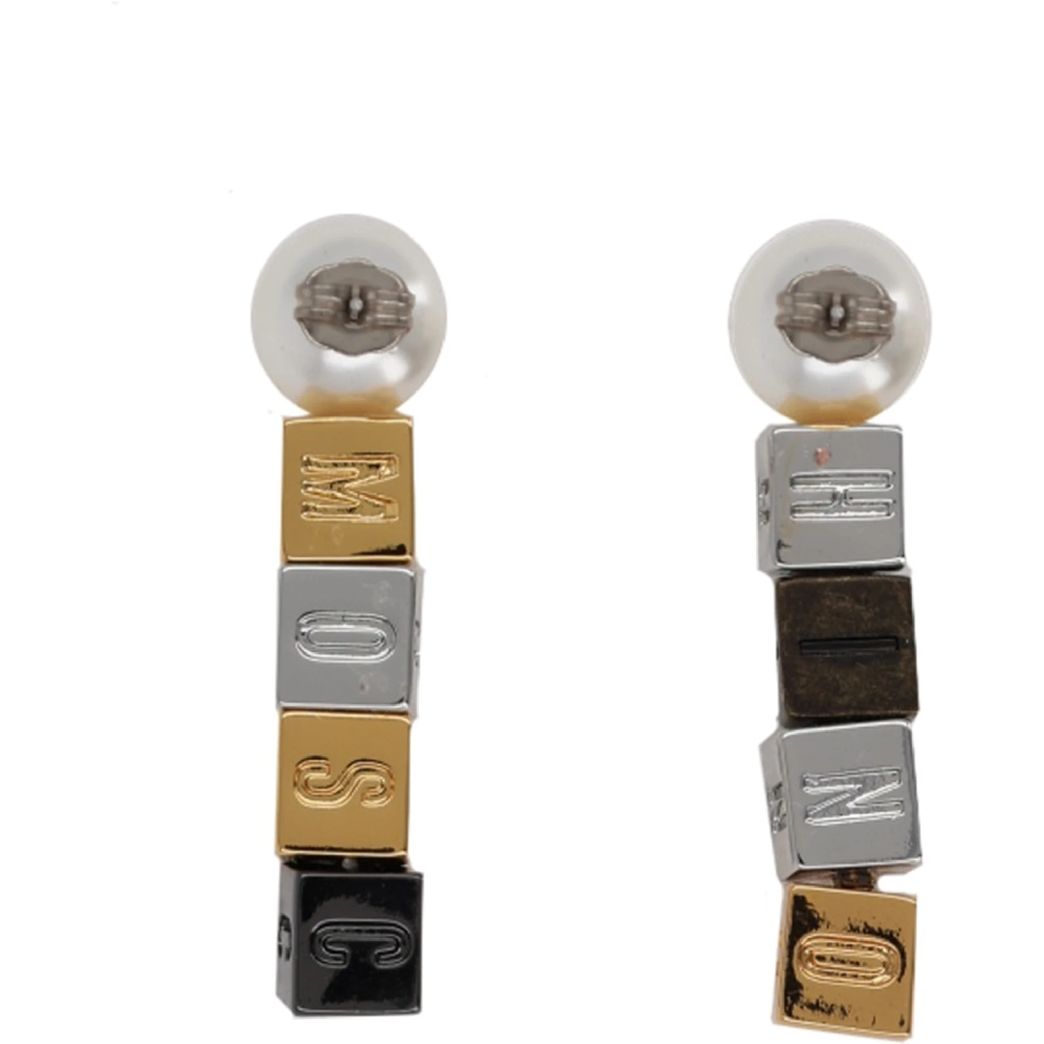 أقراط مرصعة باللؤلؤ