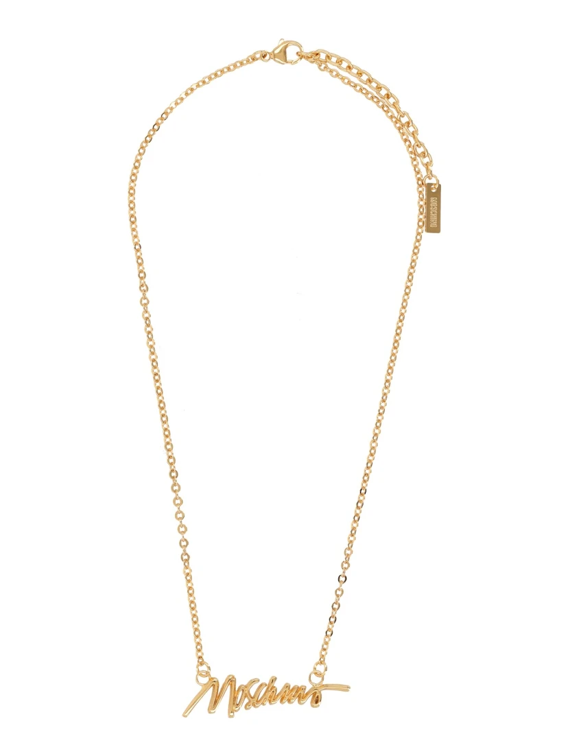 قلادة بشعار