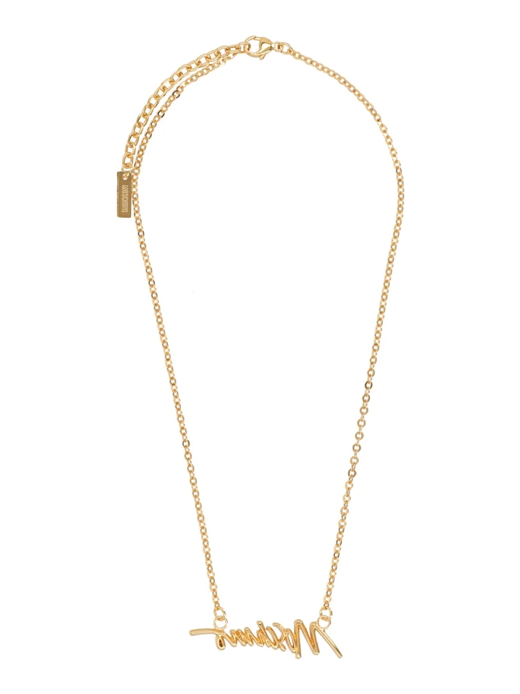 قلادة بشعار alternative