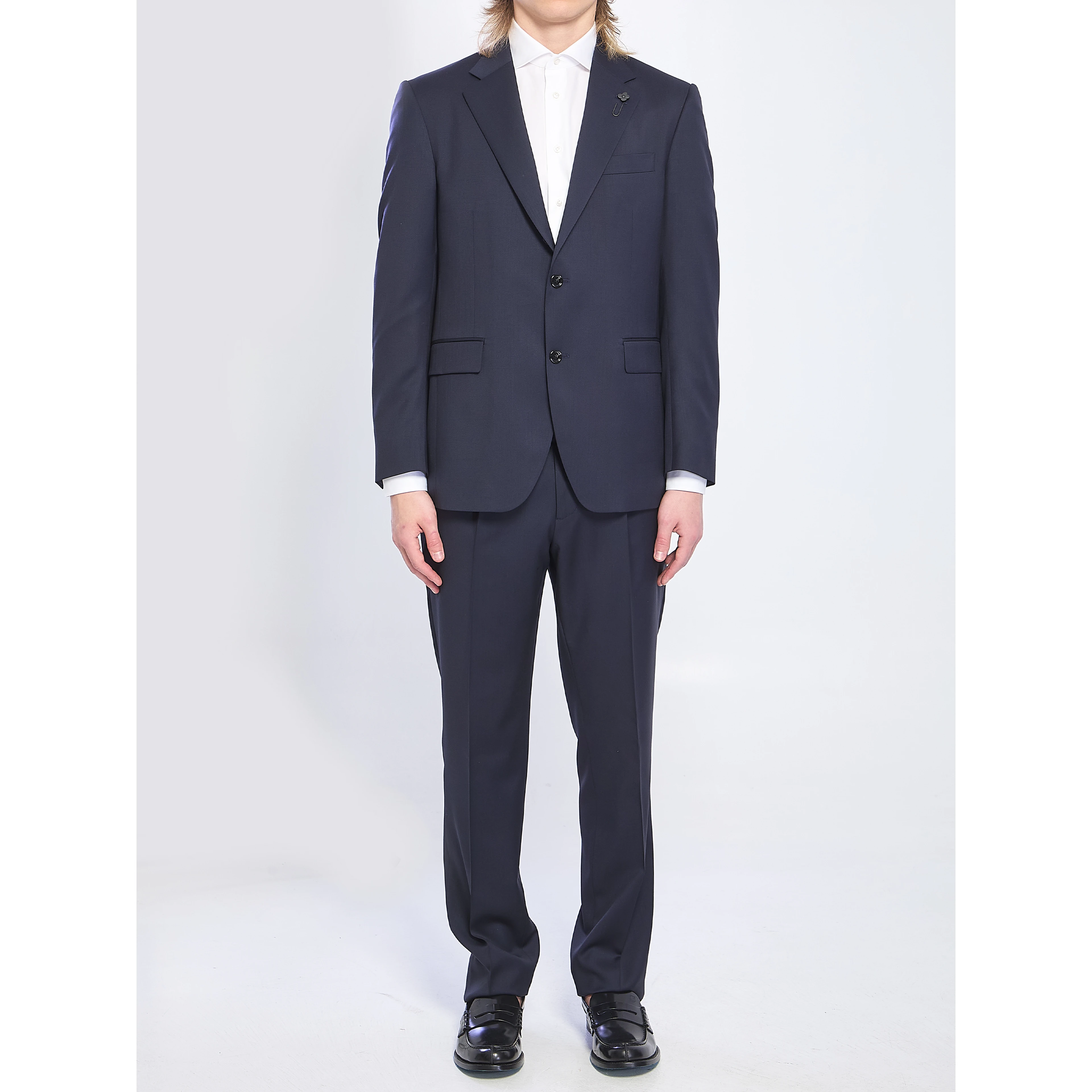 Feeling single-breasted suit