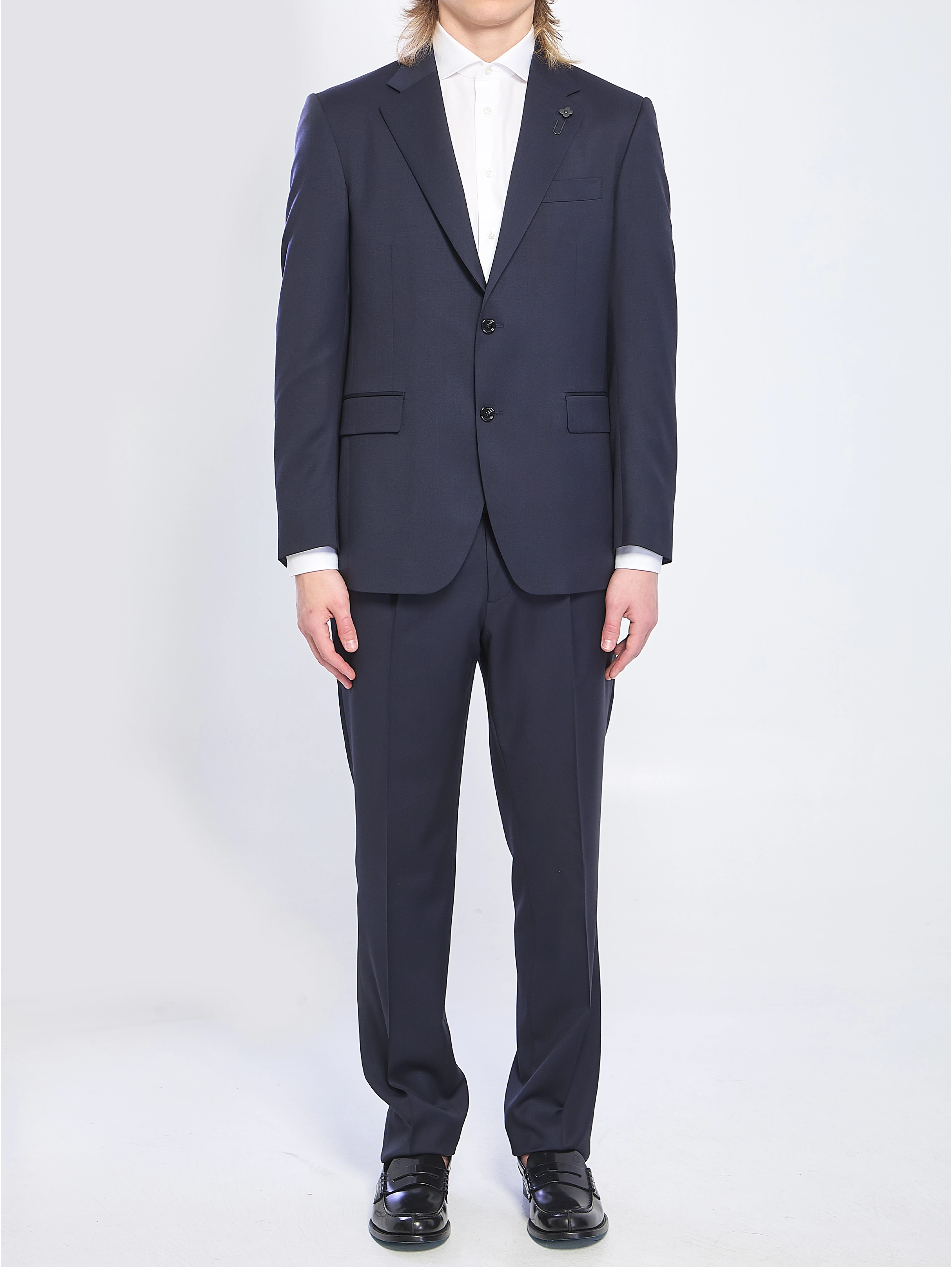 Feeling single-breasted suit