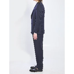 Feeling single-breasted suit