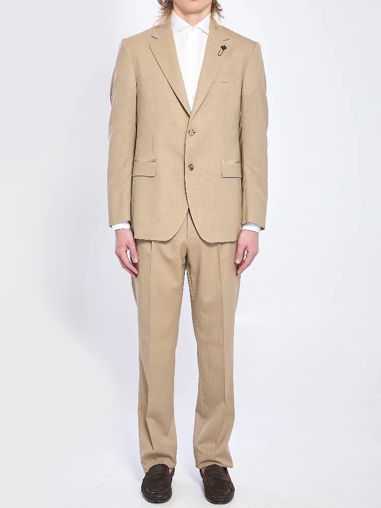 Feeling single-breasted suit