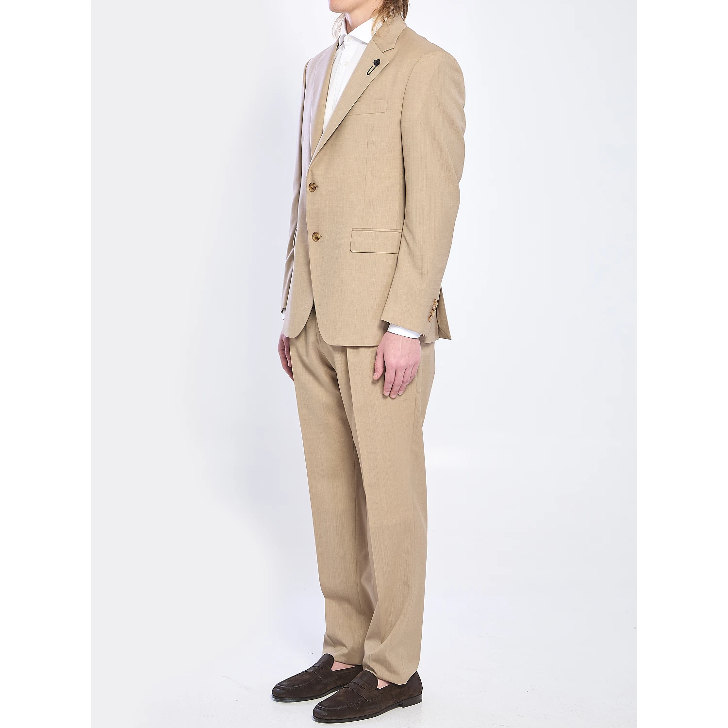 Feeling single-breasted suit