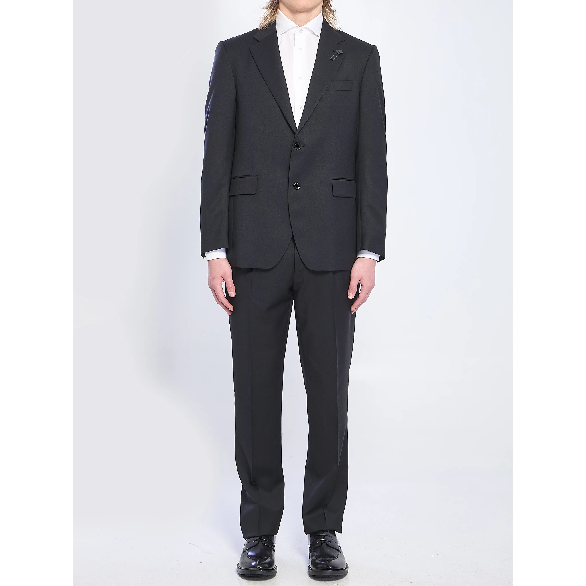 Feeling single-breasted suit