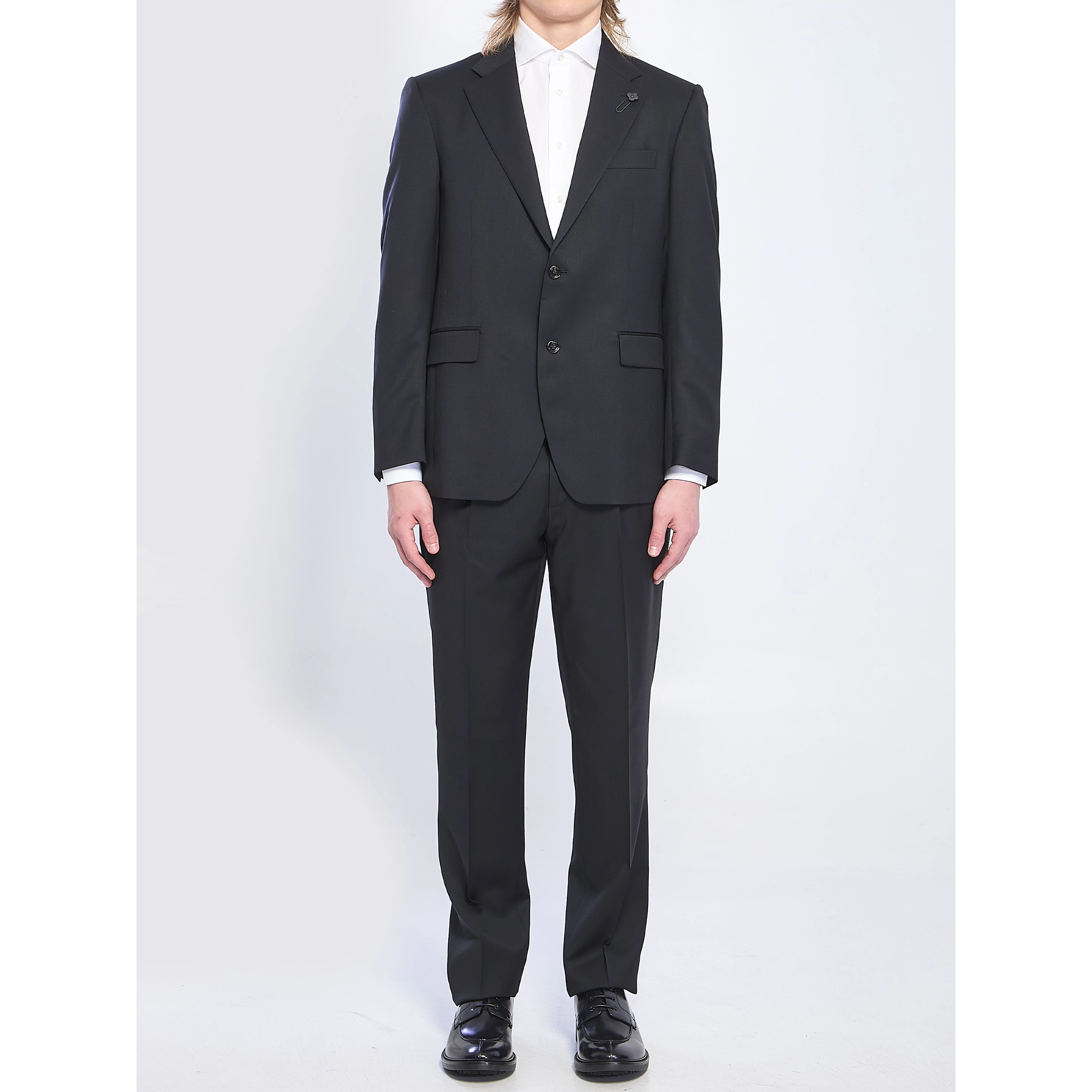 Feeling single-breasted suit