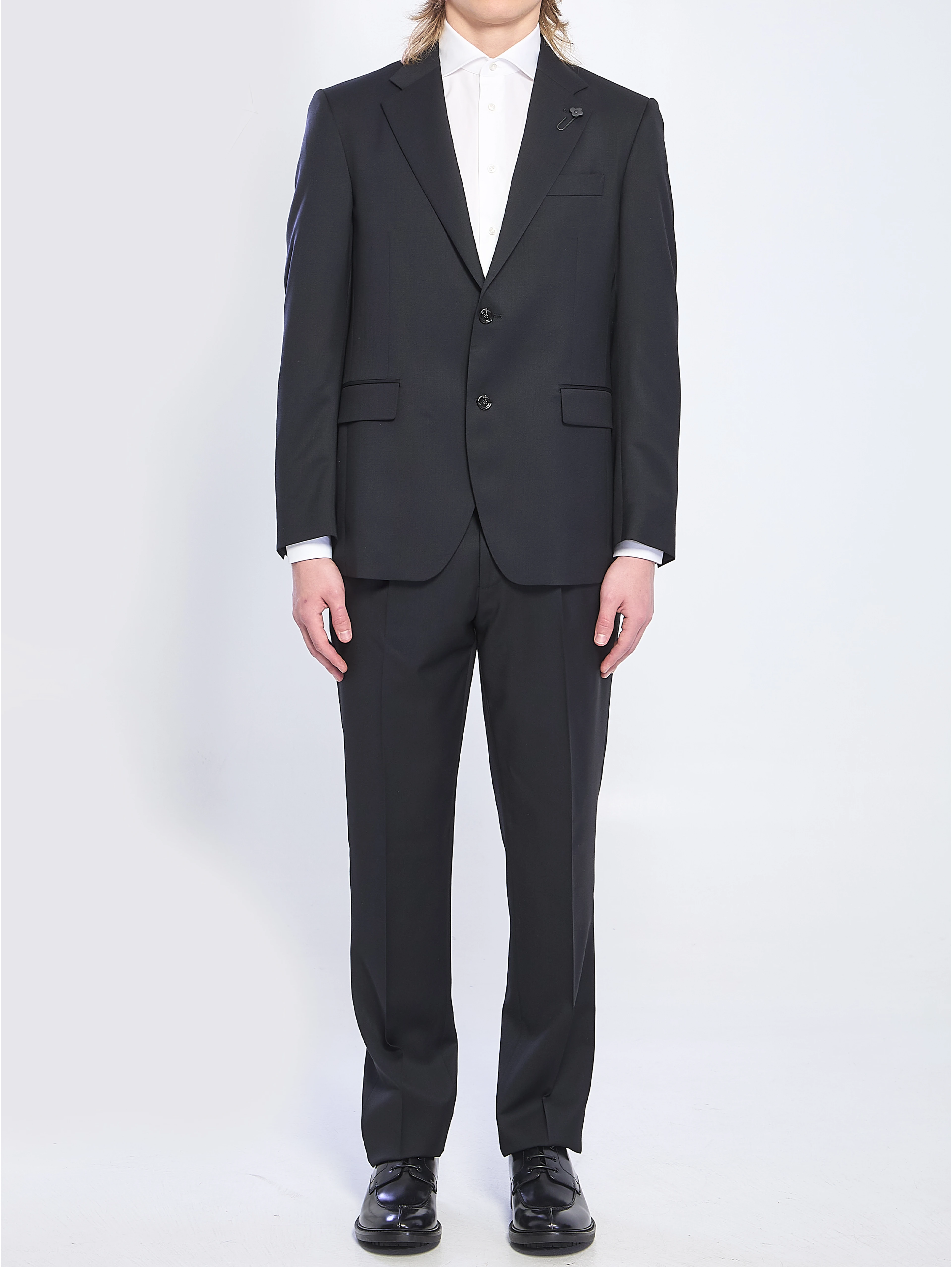Feeling single-breasted suit