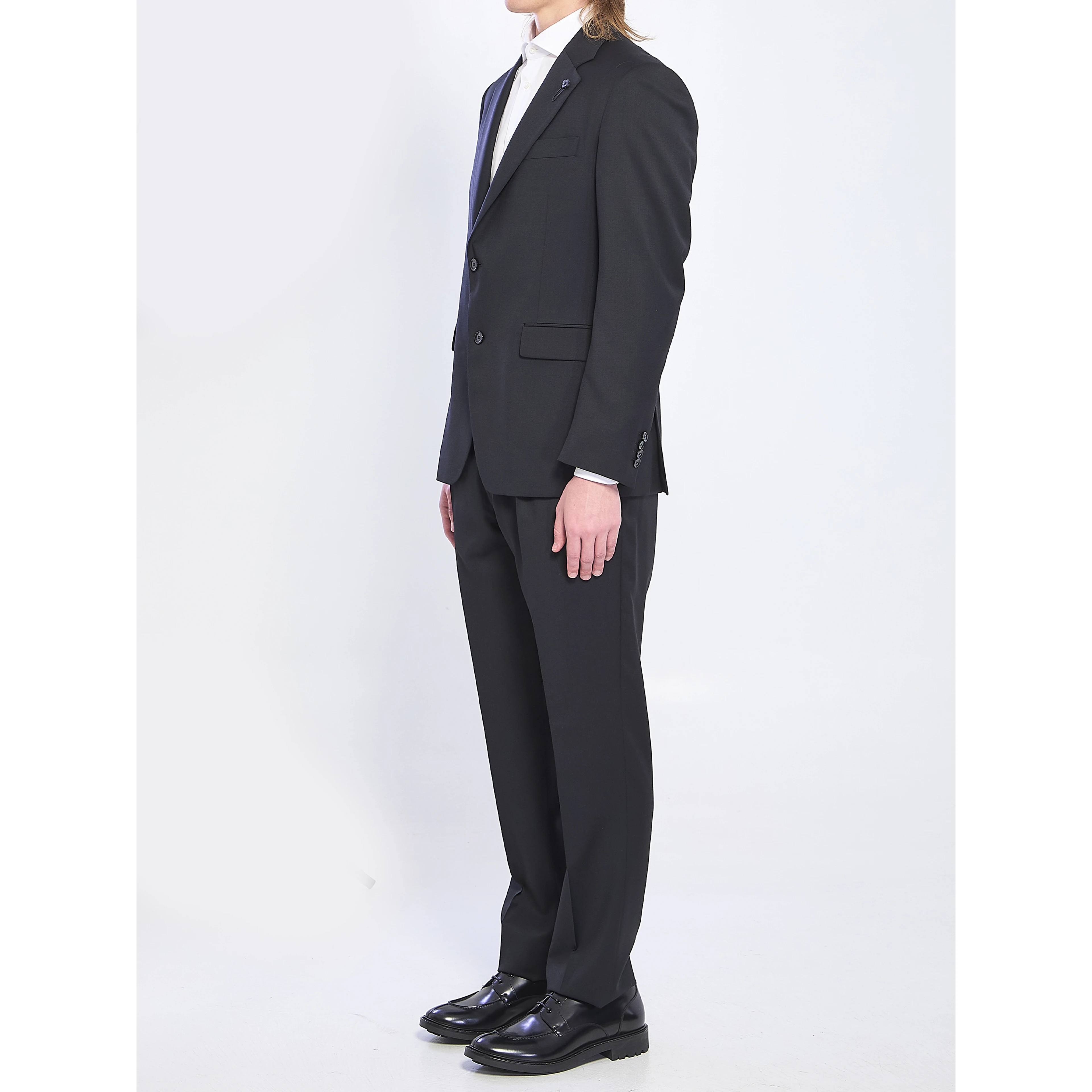 Feeling single-breasted suit