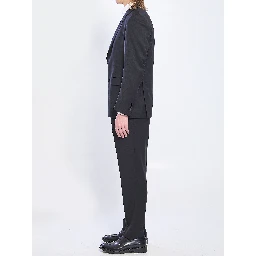 Feeling single-breasted suit