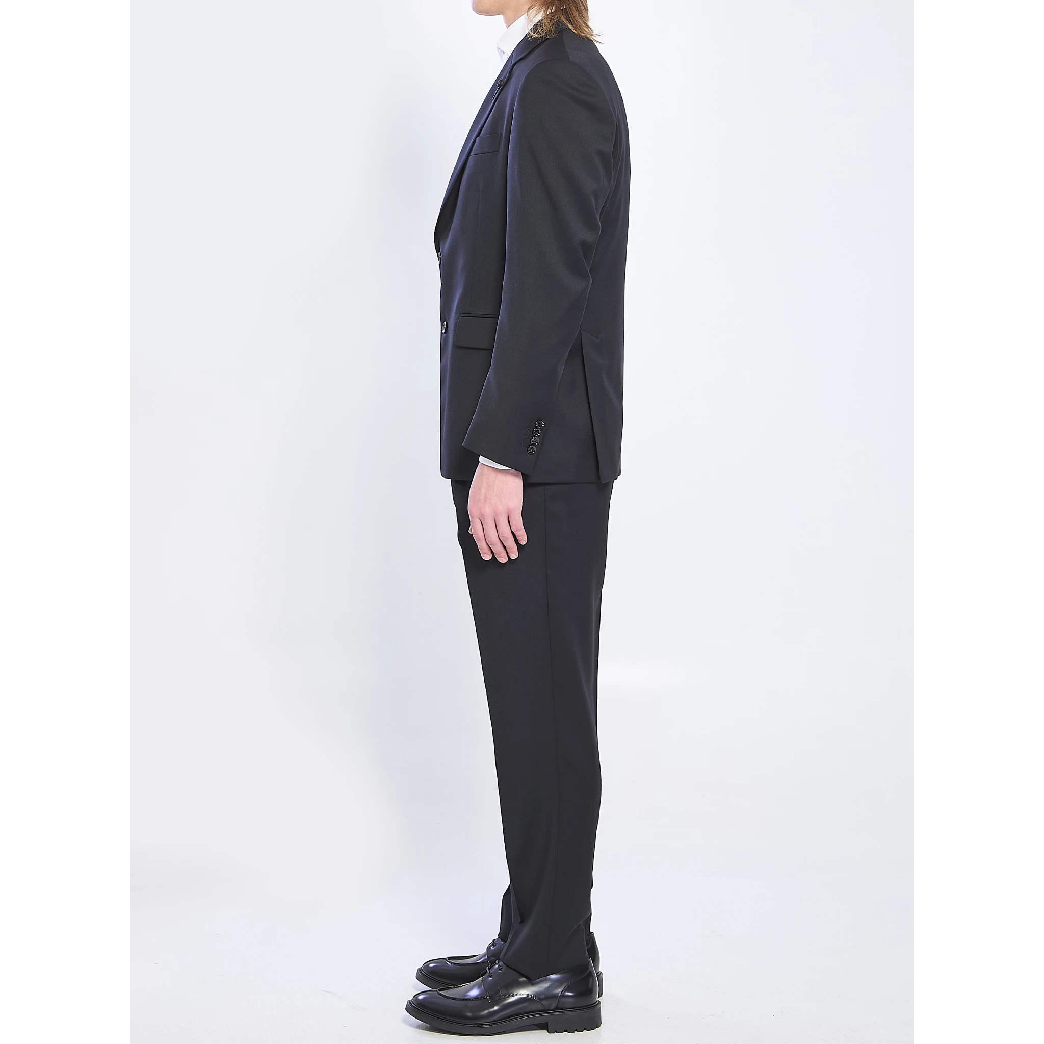 Feeling single-breasted suit