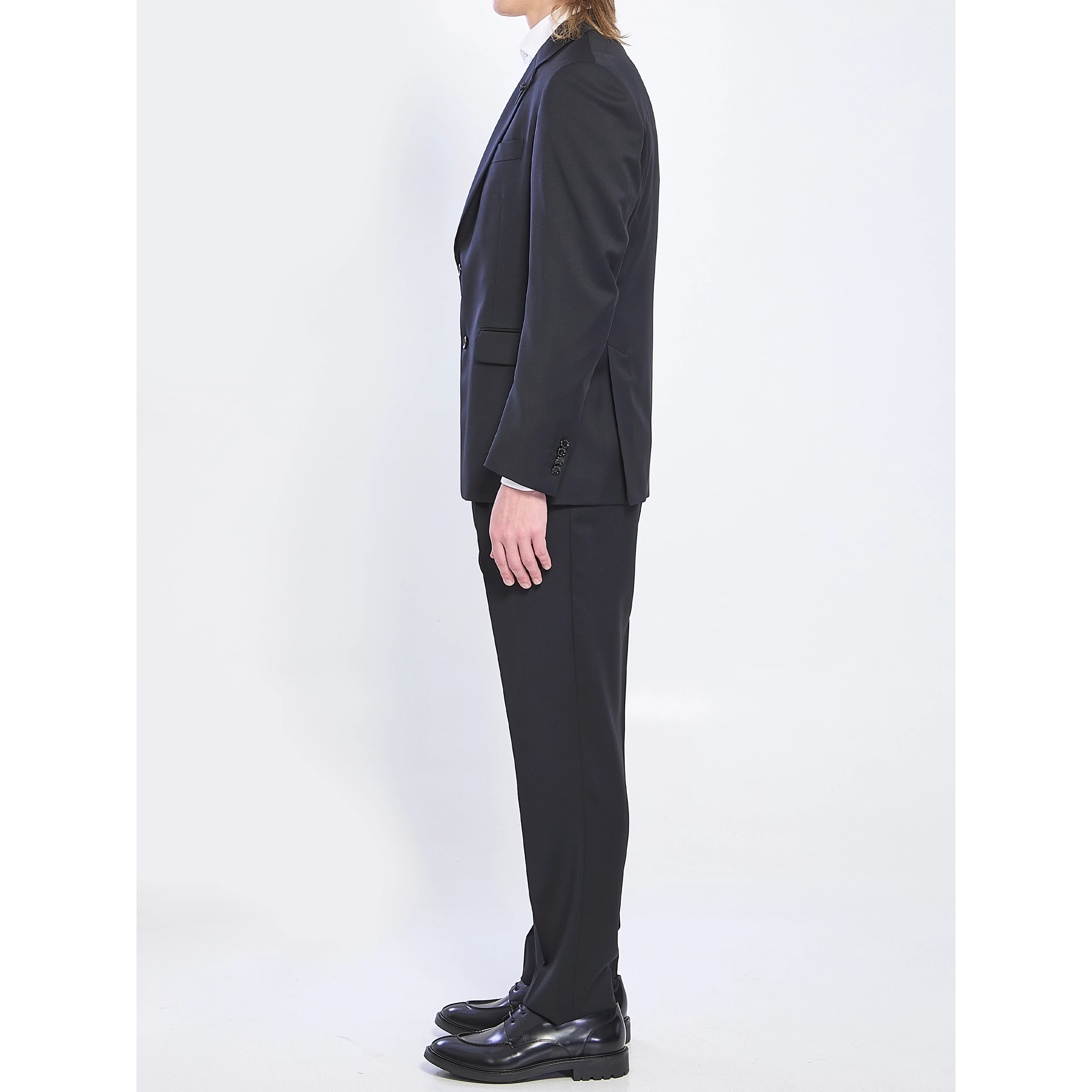 Feeling single-breasted suit
