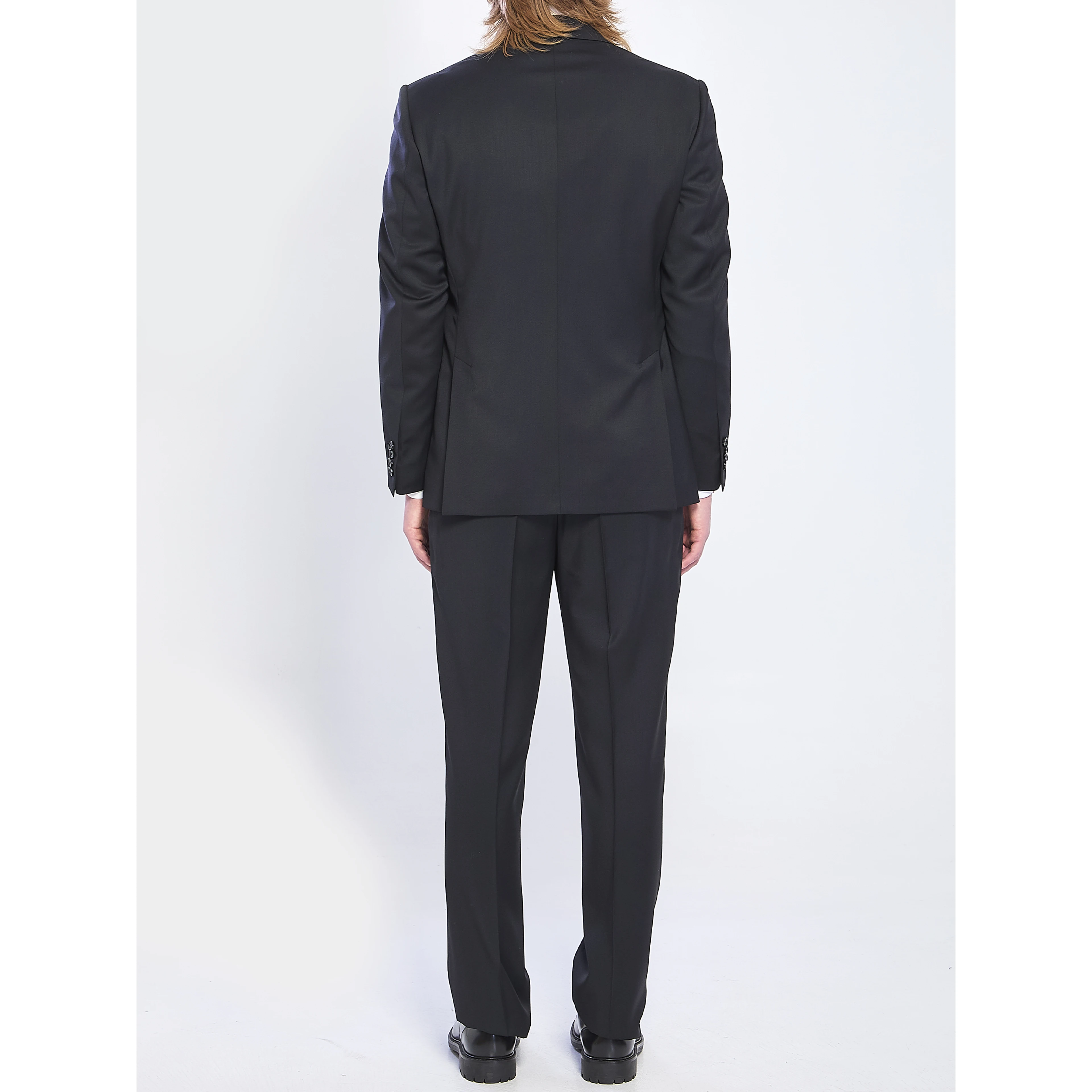 Feeling single-breasted suit