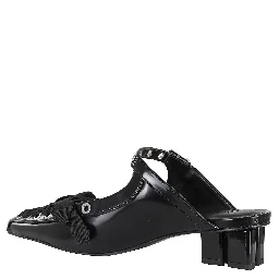 حذاء مفتوح من الخلف برباط وحلقات من مادة أوليتكس