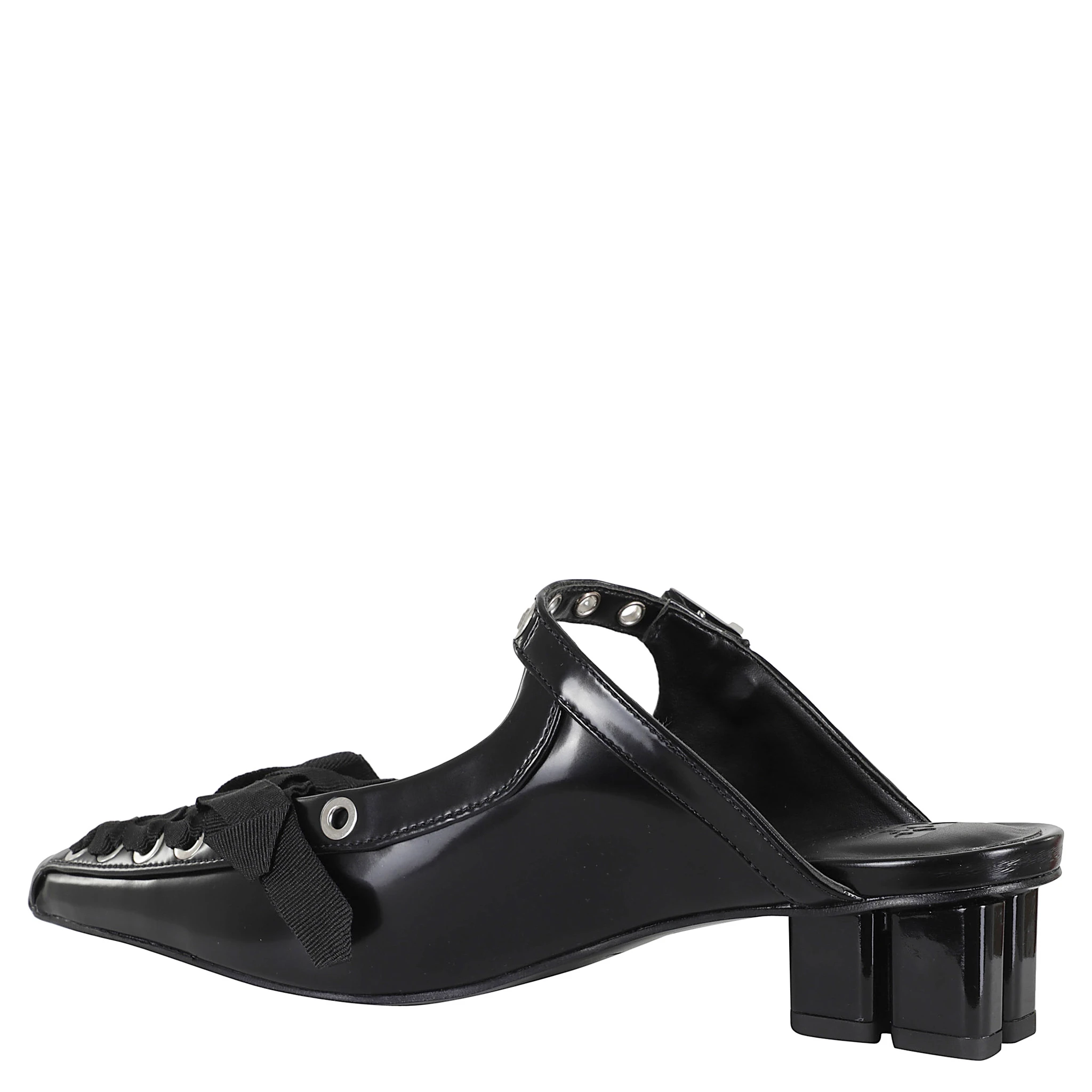 حذاء مفتوح من الخلف برباط وحلقات من مادة أوليتكس