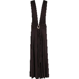 فستان طويل مزين بدبابيس حجرية ووشاح.