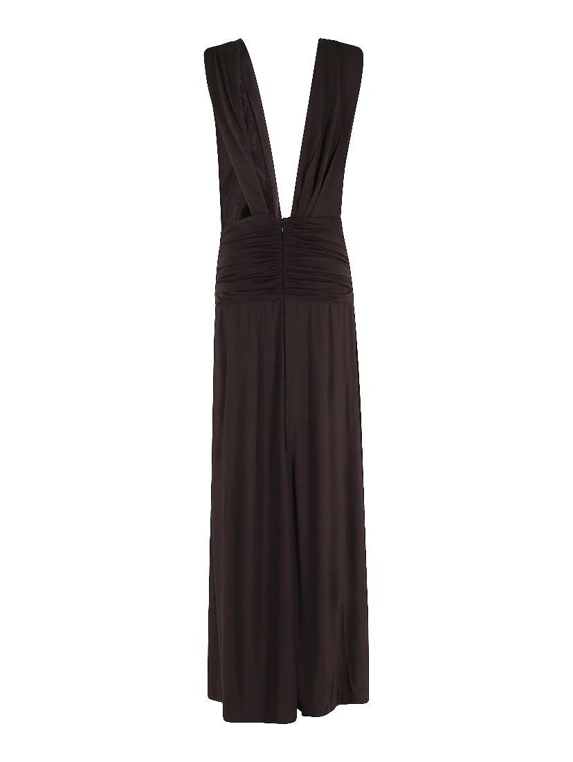 فستان طويل مزين بدبابيس حجرية ووشاح.