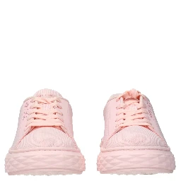 حذاء رياضي وردي اللون ذو نعل سميك