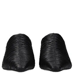 حذاء بكعب متوسط من الجلد الأسود