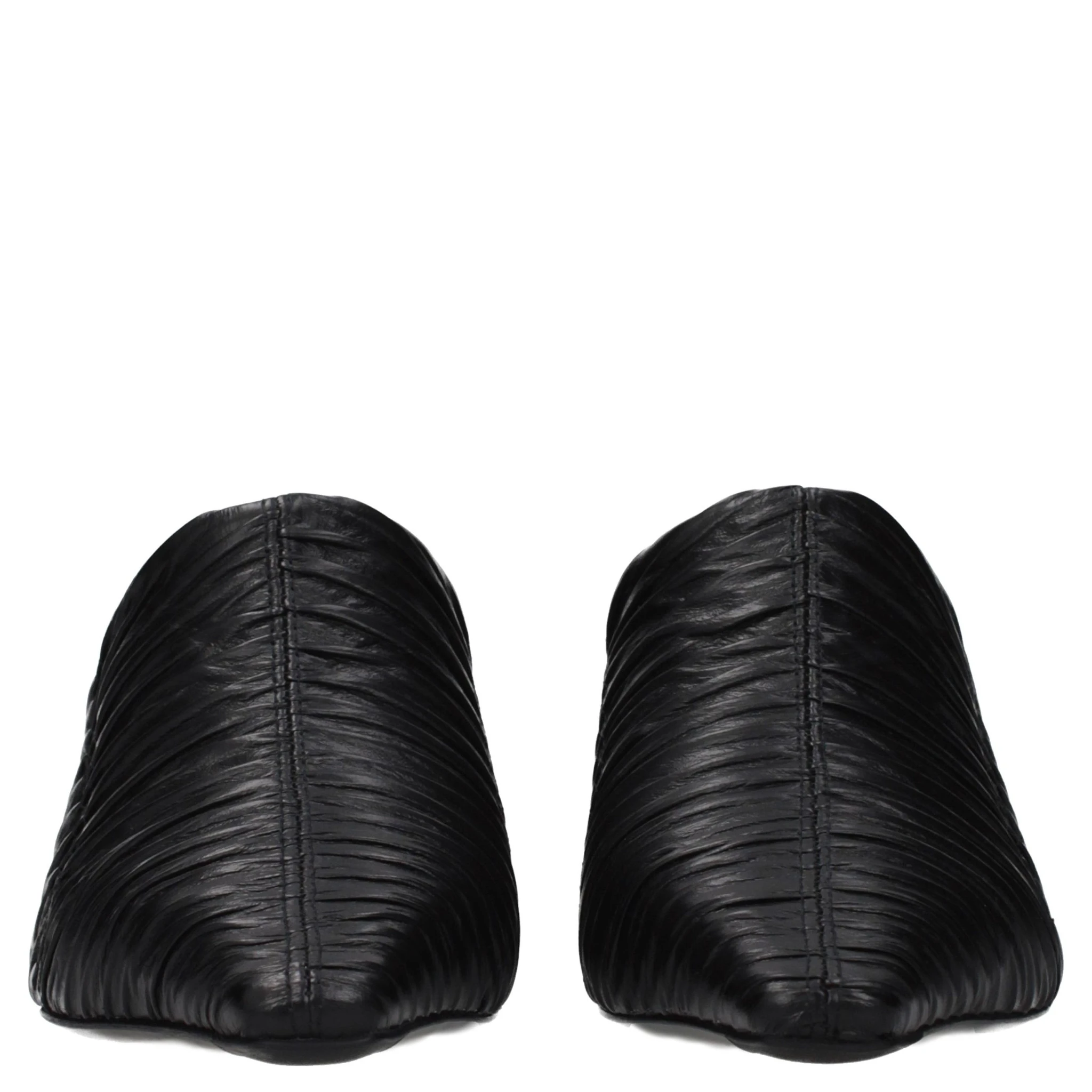 حذاء بكعب متوسط من الجلد الأسود