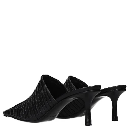 حذاء بكعب متوسط من الجلد الأسود