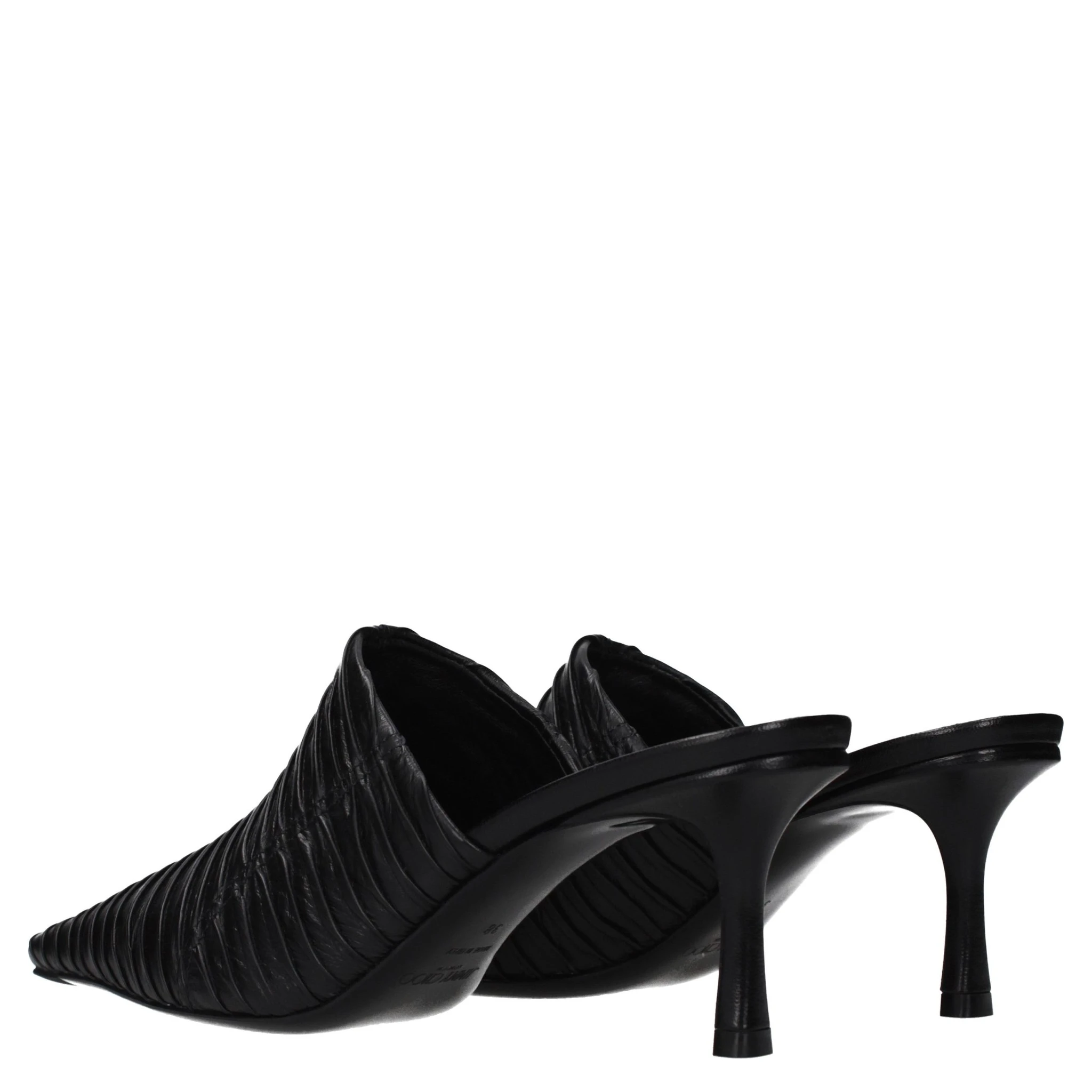 حذاء بكعب متوسط من الجلد الأسود