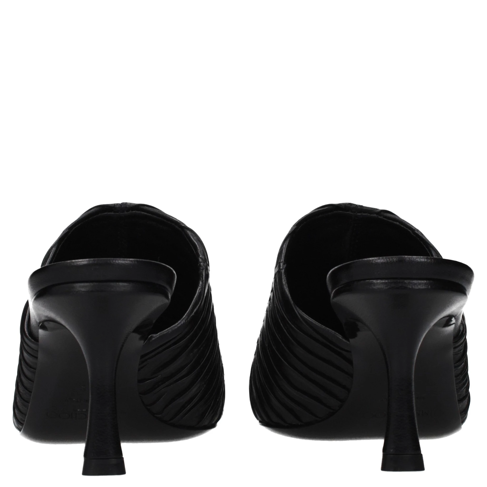 حذاء بكعب متوسط من الجلد الأسود