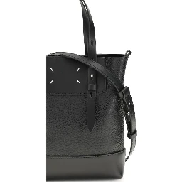 حقيبة كتف بوس توروس من جلد العجل الأسود