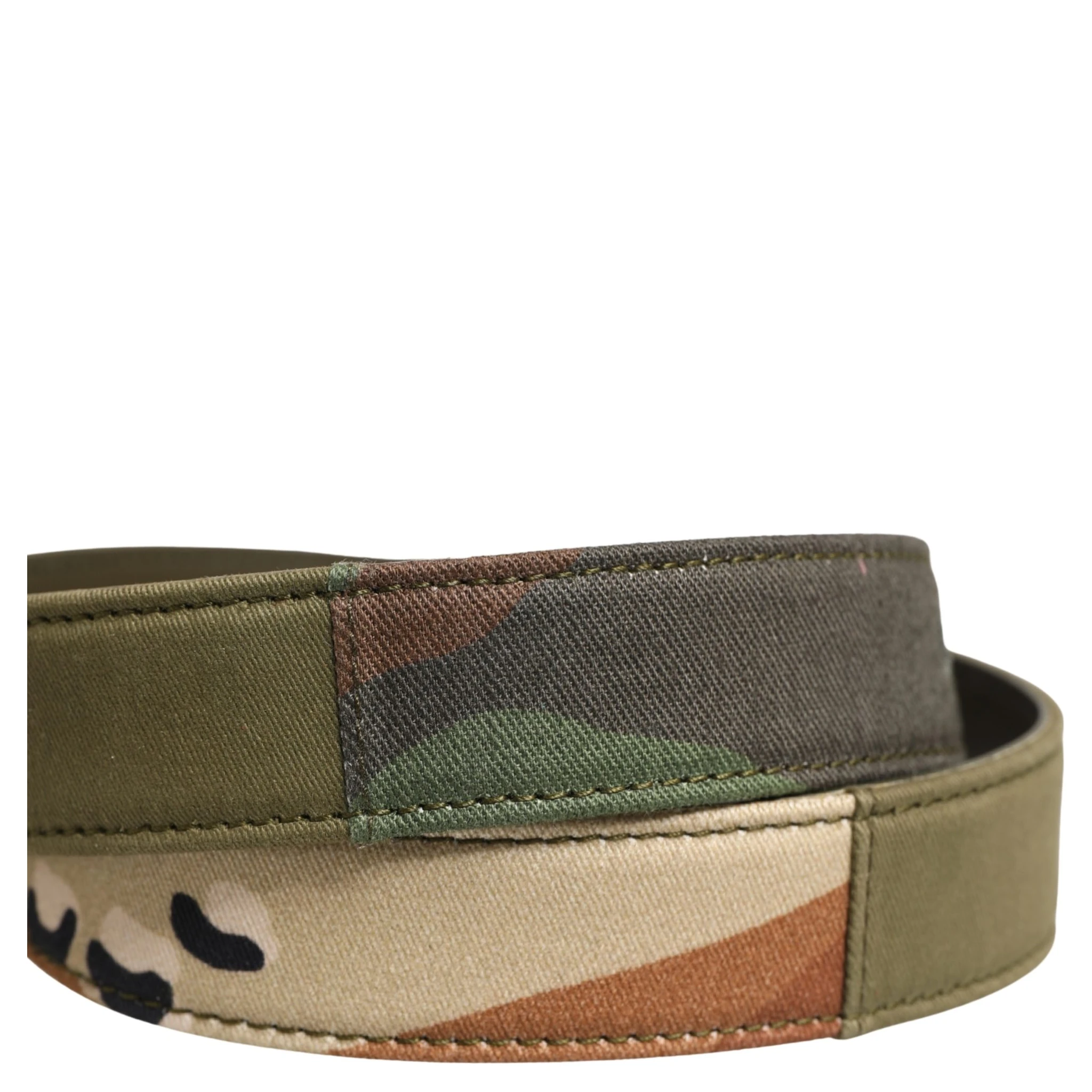 حزام معدني مموه باللون الأخضر