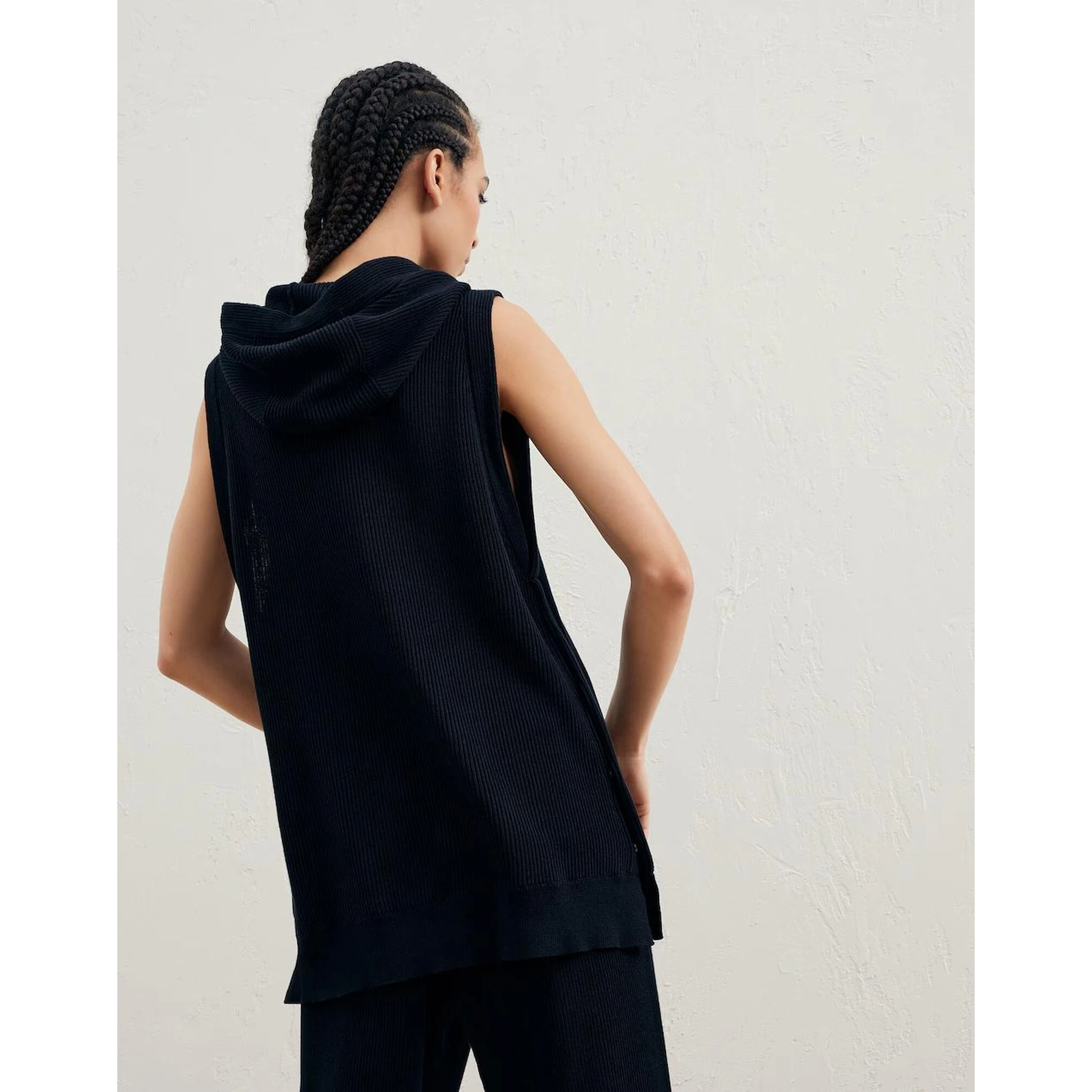 Black Cotton Sleeveles Sweater