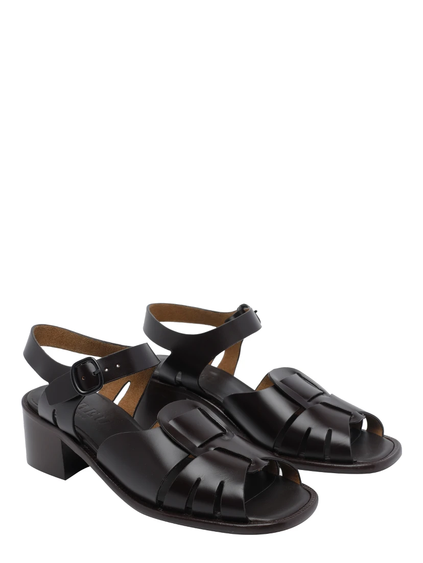 هيرو مع كعب بني