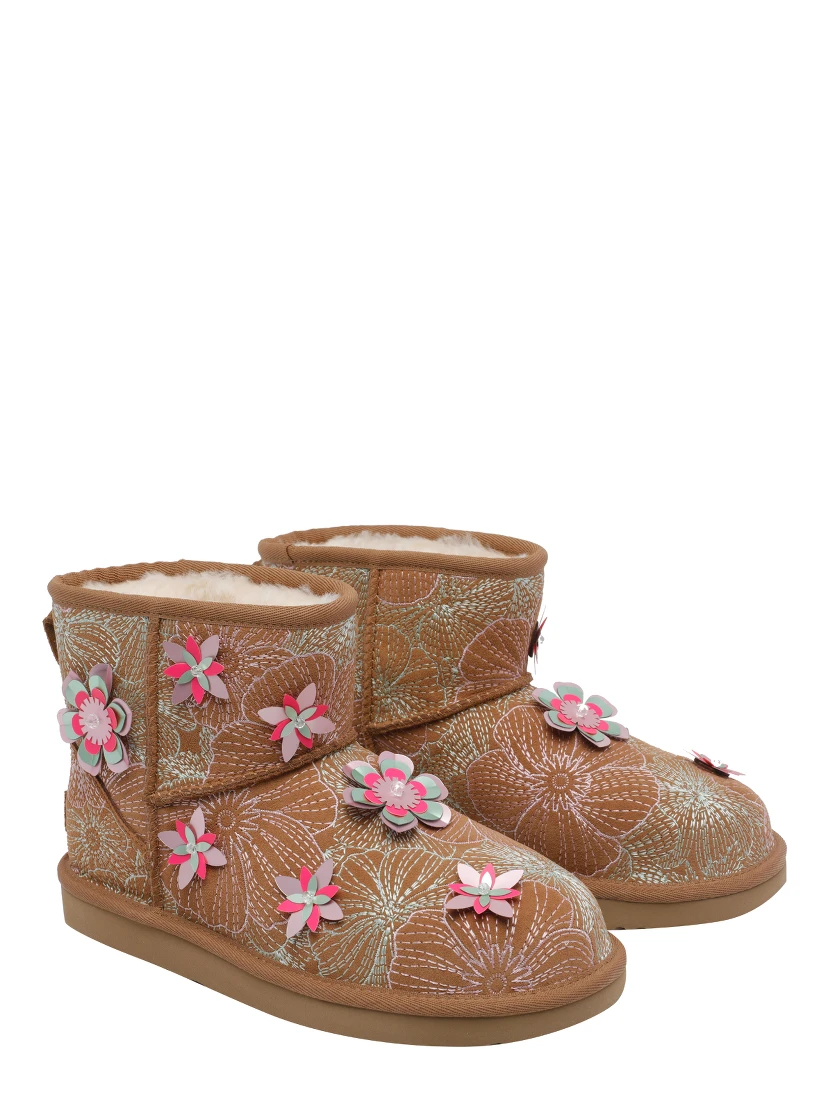 أحذية UGG بنية اللون