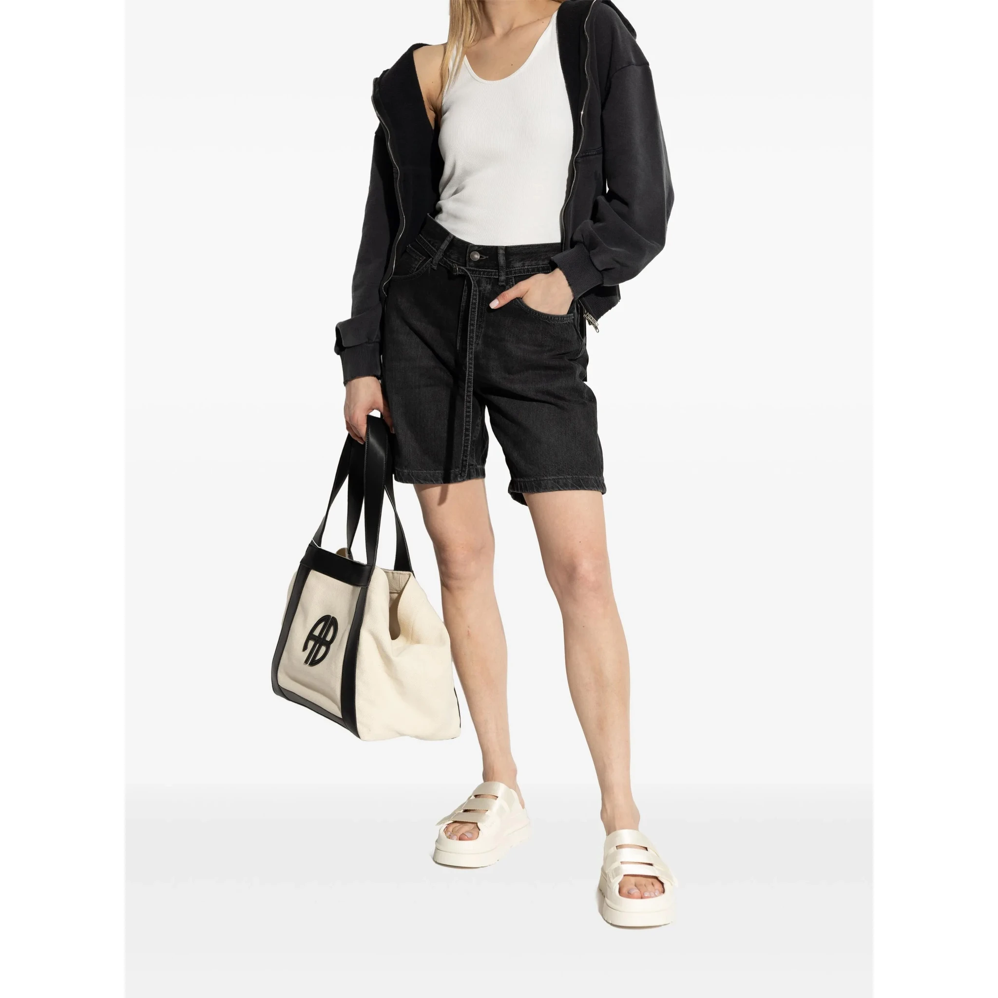 صندل أبيض من UGG