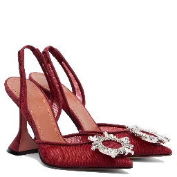 أمينة معادي بكعب أحمر