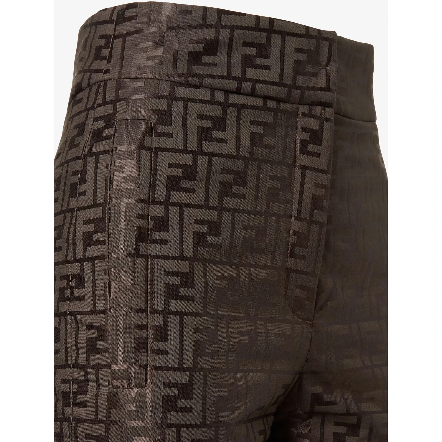 ملابس جاهزة من فندي... بني