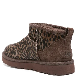 أحذية UGG بنية اللون