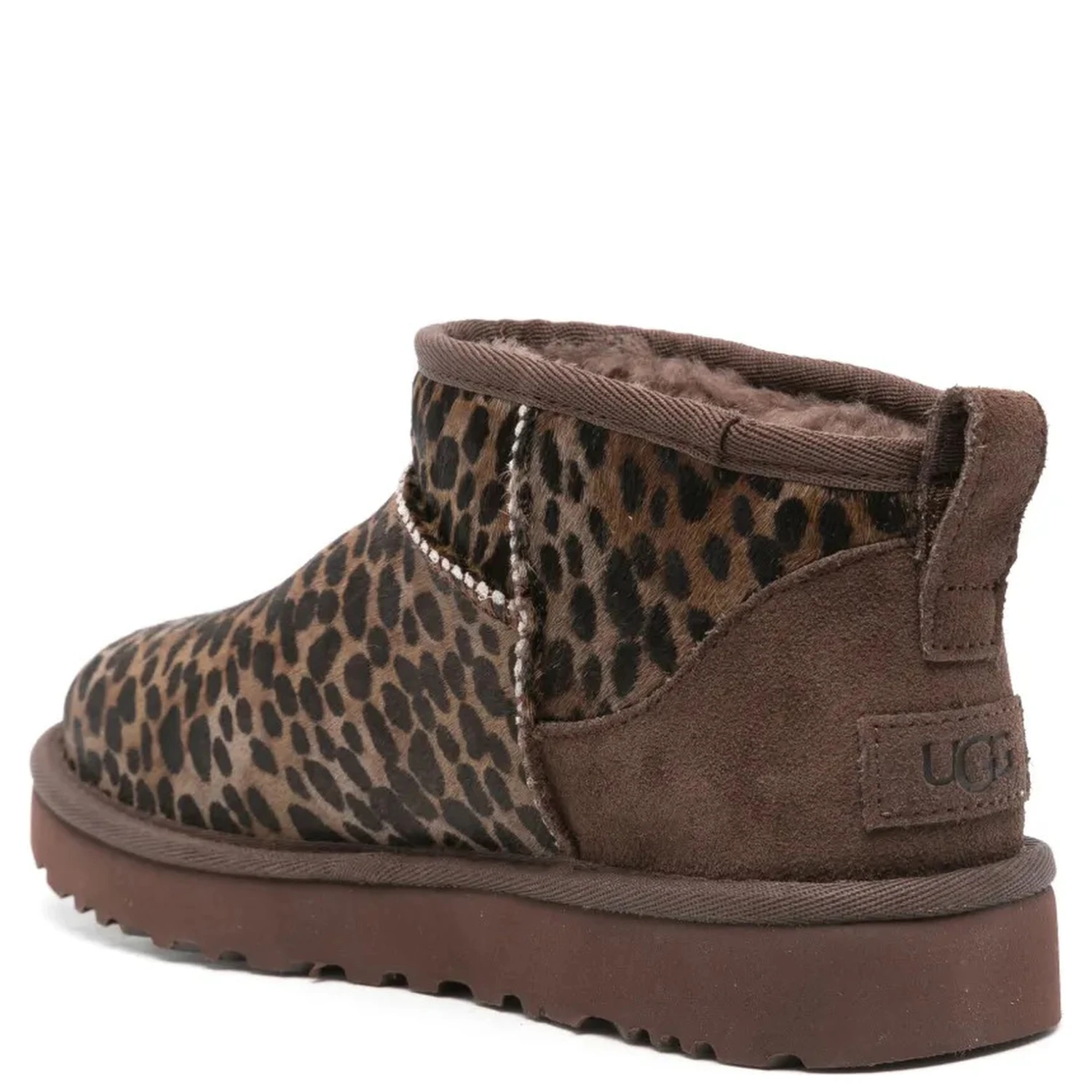 أحذية UGG بنية اللون