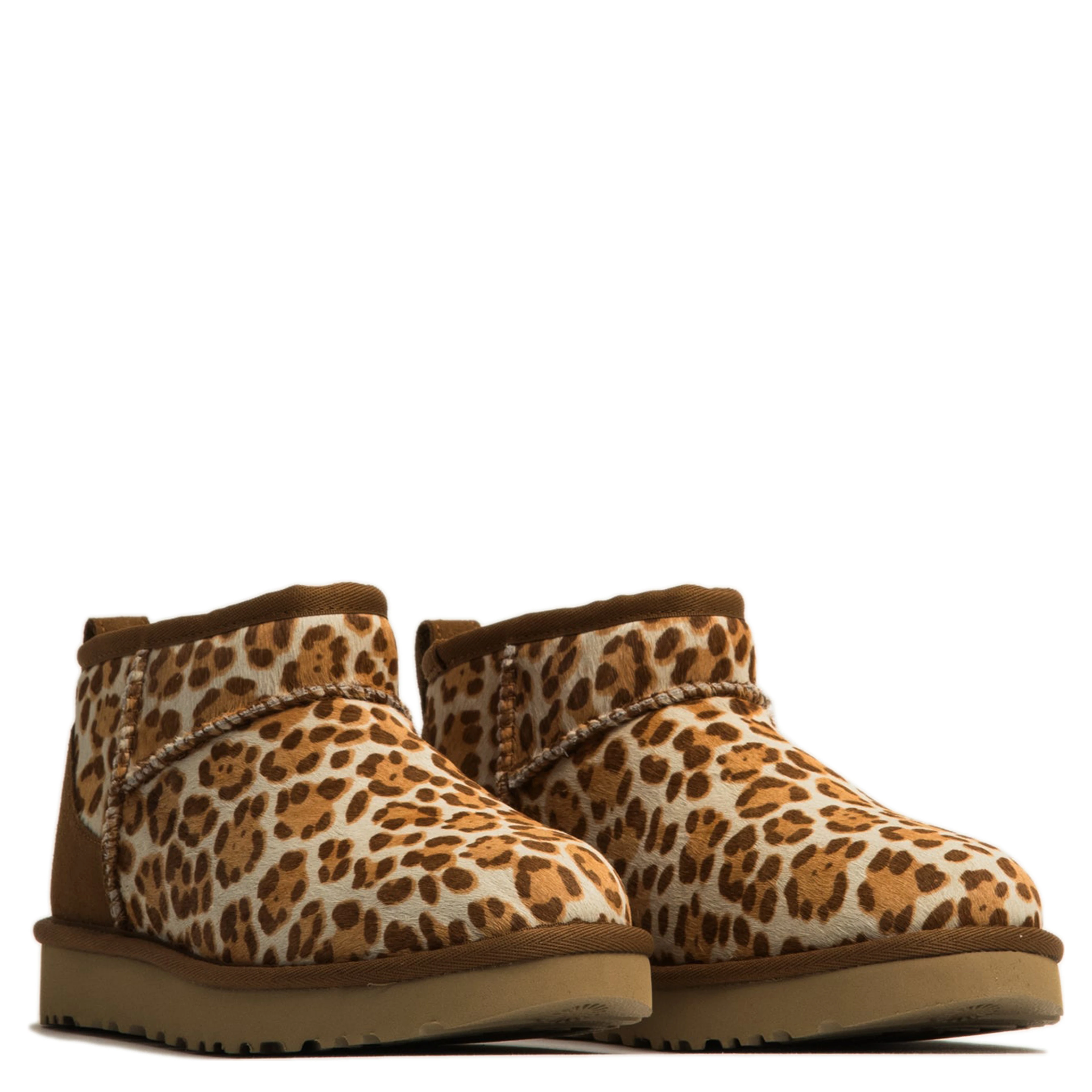 أحذية UGG بنية اللون