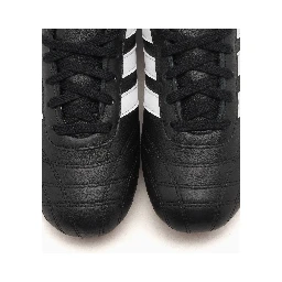 حذاء رياضي أسود من أديداس