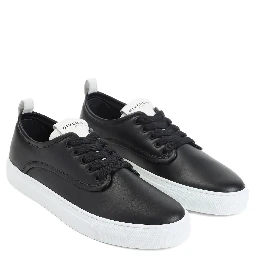 حذاء رياضي أسود من جيفنشي