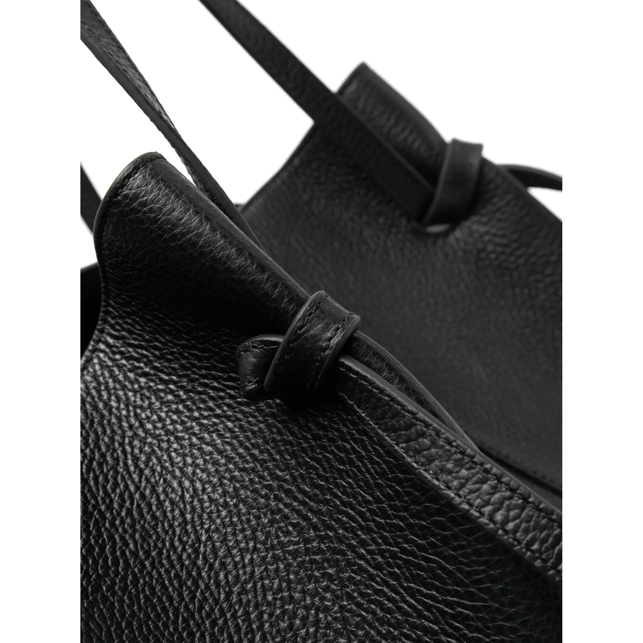 حقائب يوزيفي.. أسود