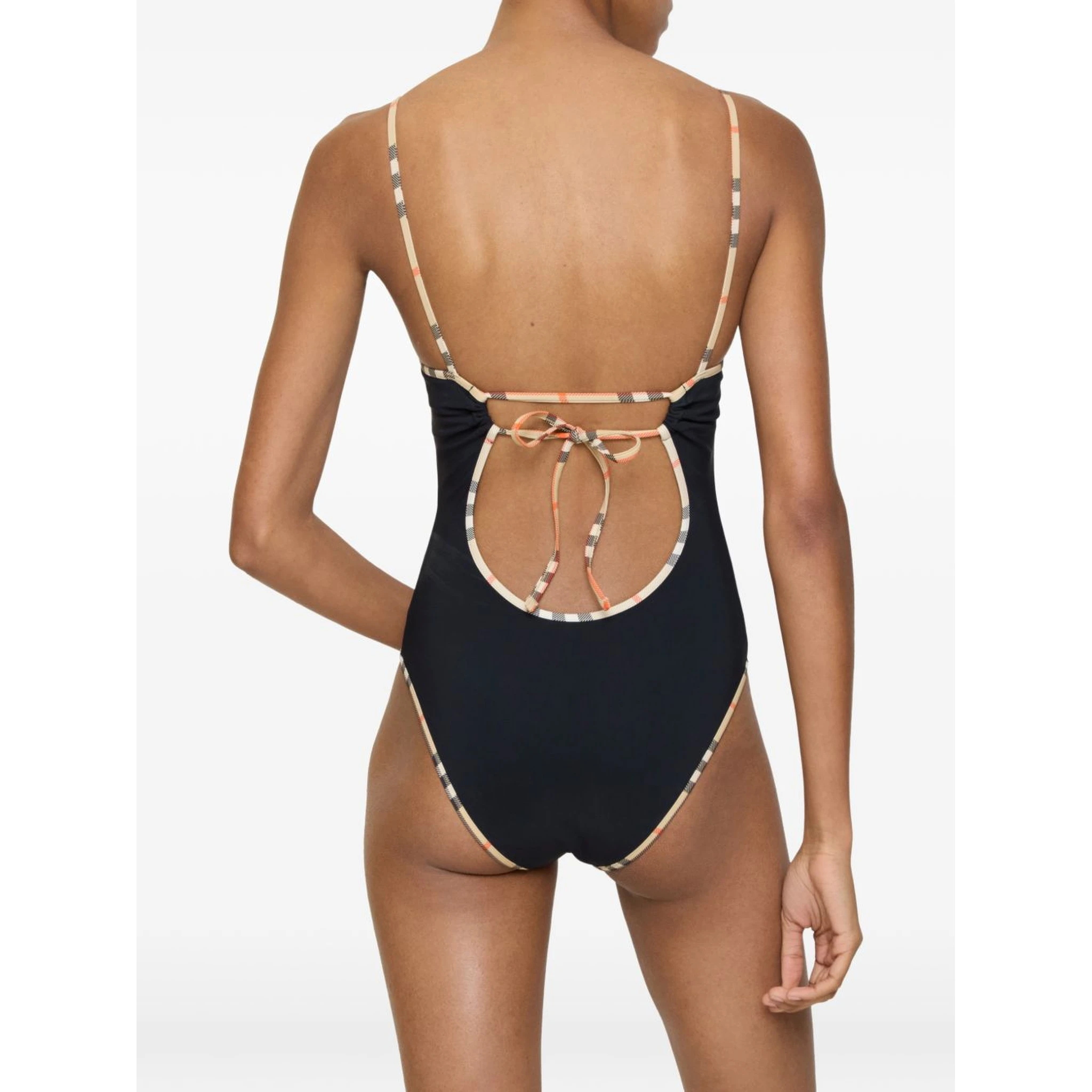 ملابس بربري سي باللون الأسود