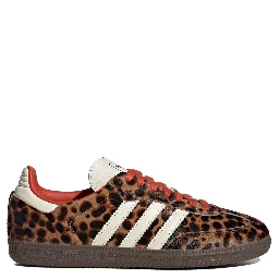 حذاء رياضي بني من أديداس