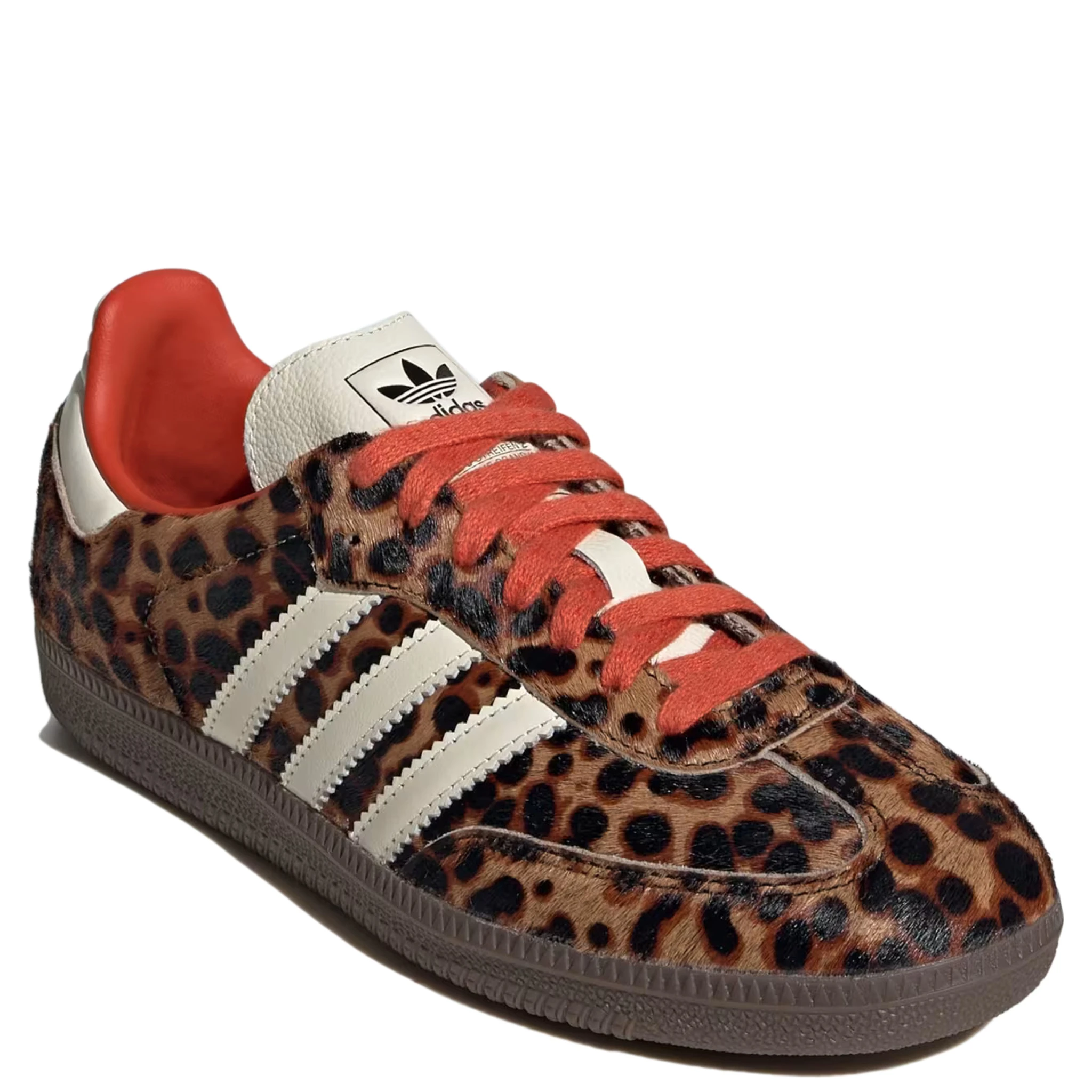 حذاء رياضي بني من أديداس