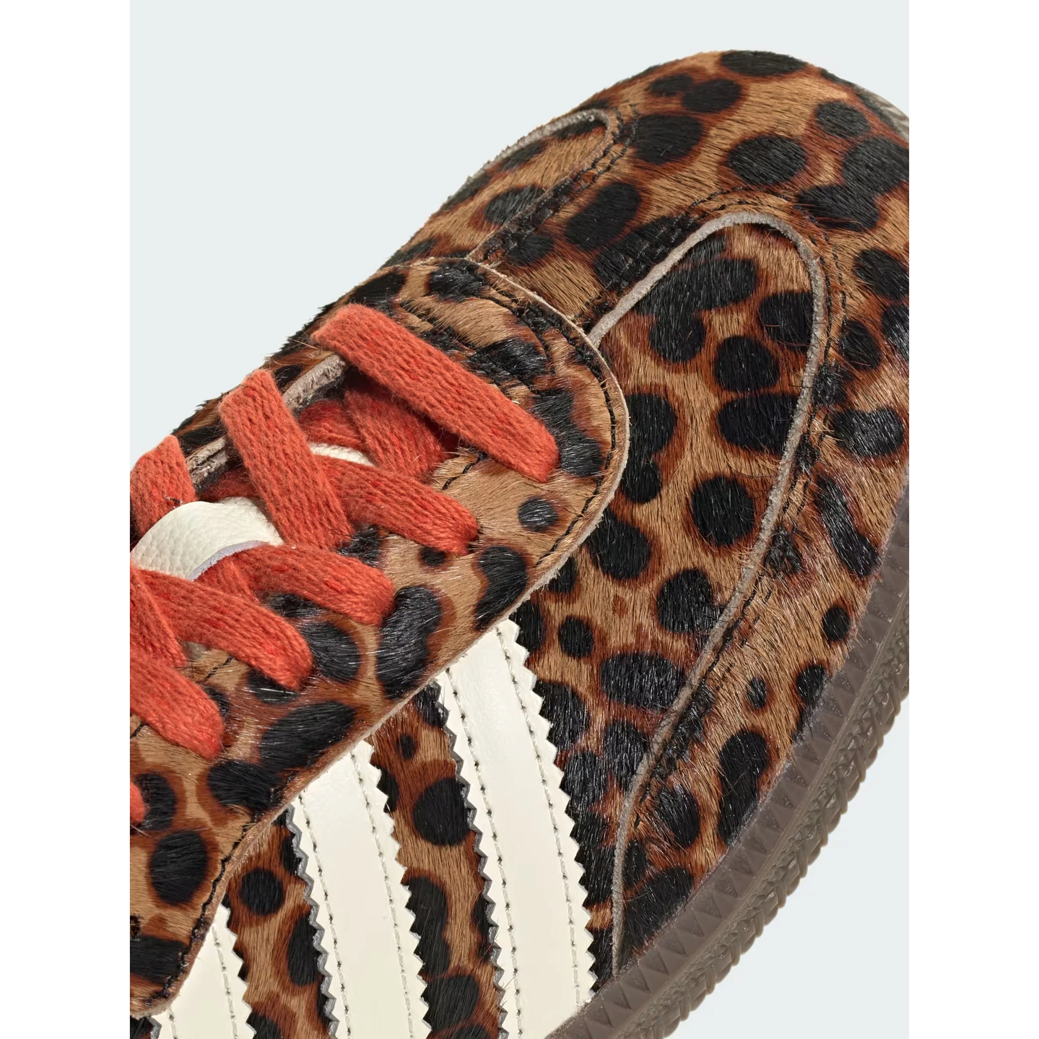 حذاء رياضي بني من أديداس